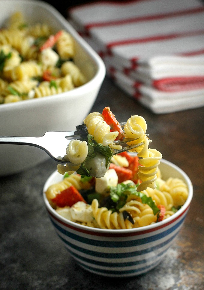 This Pizza Pasta Salad. with all your favorite pizza fixings, is the perfect easy side dish to bring to a cookout or barbeque!