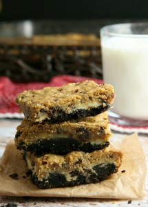 Oreo Chocolate Chip Cheesecake Cookie Bars…cheesecake filling sandwiched in between a layer of chocolate chip cookie dough and oreo crumbles!