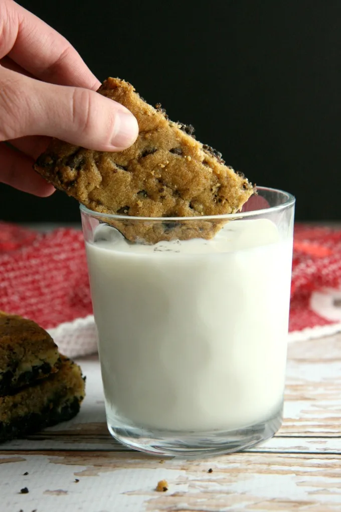 Oreo Chocolate Chip Cheesecake Cookie Bars...get ready to start dunking!