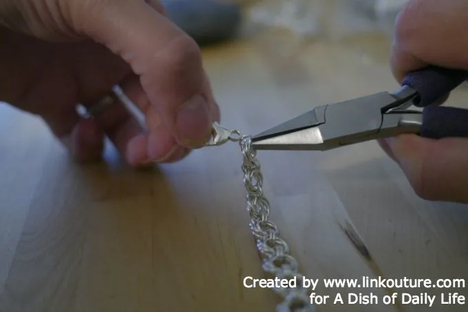 Make your own stunning spiral chain bracelet with this free and easy diy jewelry making tutorial.
