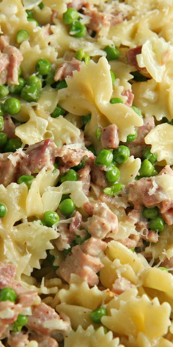 Use up your leftover Christmas or Easter ham (or sub a few thick slices of deli ham from the grocery store) and make this Creamy Pasta wth Ham and Peas! It always gets rave reviews! #Pasta | #Ham | #Christmas | #Easter