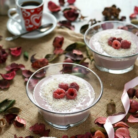 Start your day off right with this dairy free berry smoothie bowl. It's naturally sweet, packed with protein and infused with hibiscus tea.