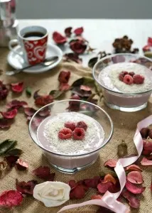 Start your day off right with this dairy free berry smoothie bowl. It's naturally sweet, packed with protein and infused with hibiscus tea.