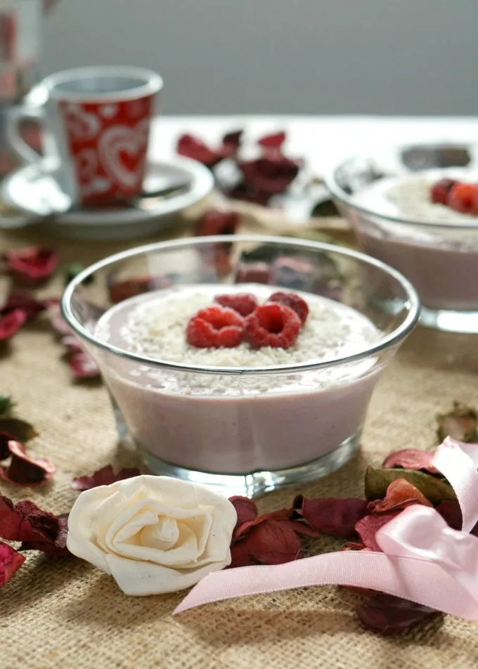 Start your day off right with this dairy free berry smoothie bowl. It's naturally sweet, packed with protein and infused with hibiscus tea.