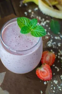 This creamy Strawberry and Oatmeal Smoothie makes the perfect breakfast. It is low on calories, yet so filling and tasty!
