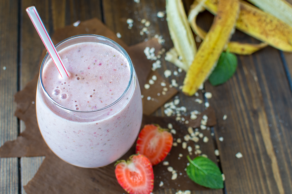 This creamy Strawberry and Oatmeal Smoothie makes the perfect breakfast. It is low on calories, yet so filling and tasty!