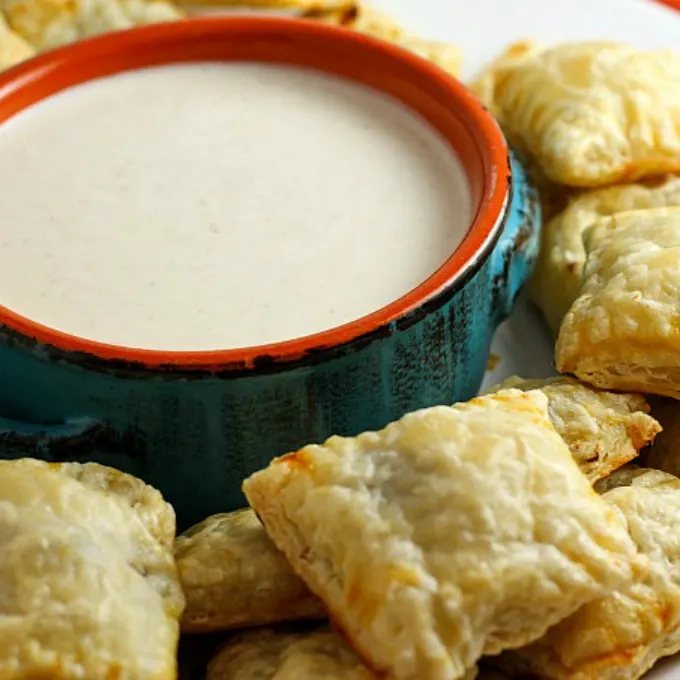 Mini Beef Wellingtons with Horseradish Cream #holidayappetizer #appetizer