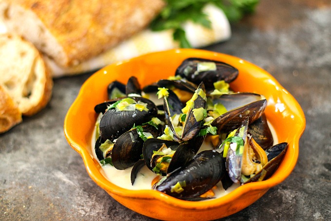 Steamed Mussels with Cream Sauce and Leeks, served with crusty bread...perfect for special occasions! #Seafood | #Mussels | #PartyRecipes | #FathersDay 