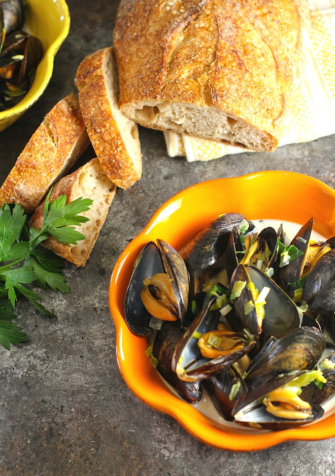 Steamed Mussels with Cream Sauce and Leeks, served with crusty bread...perfect for special occasions! #Seafood | #Mussels | #PartyRecipes | #FathersDay 