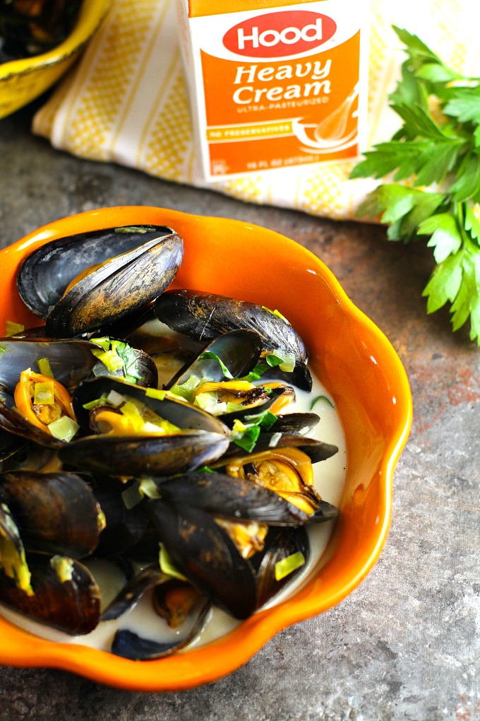 Steamed Mussels with Cream Sauce and Leeks