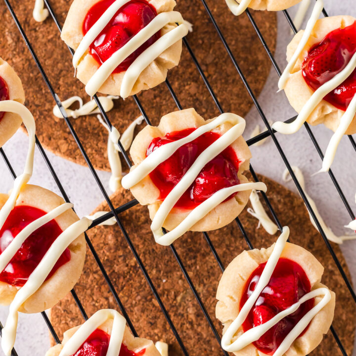 zoomed in cookies on cooling rack with white chocolate drizzle.
